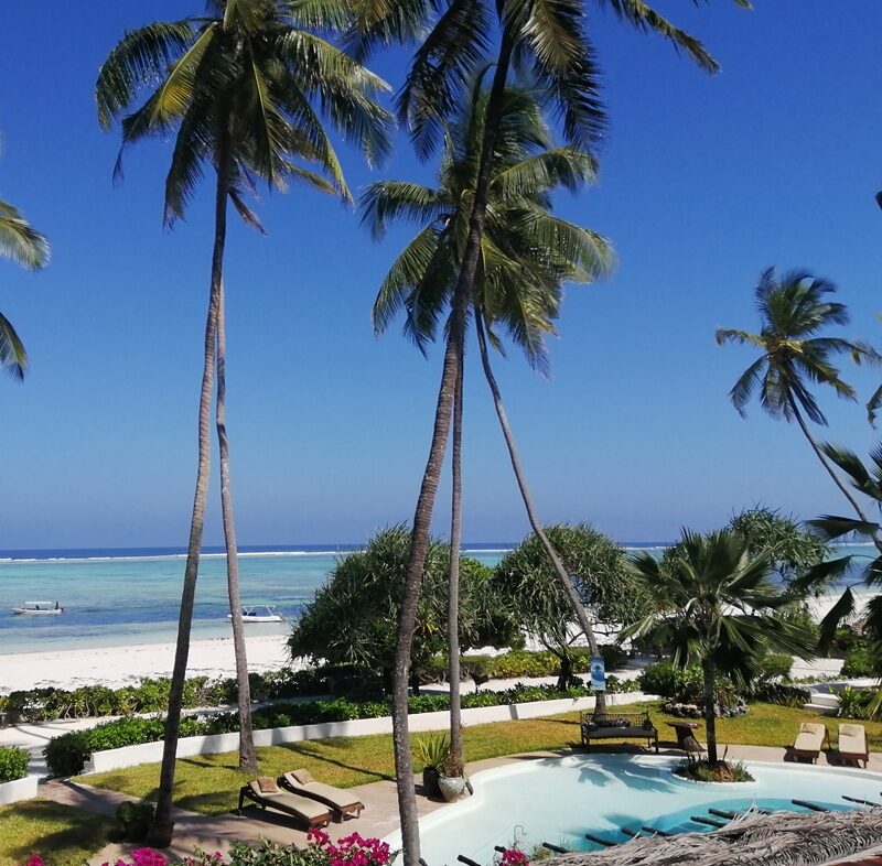 Swimming pool and beach at Villa Loiki / Zanzibar