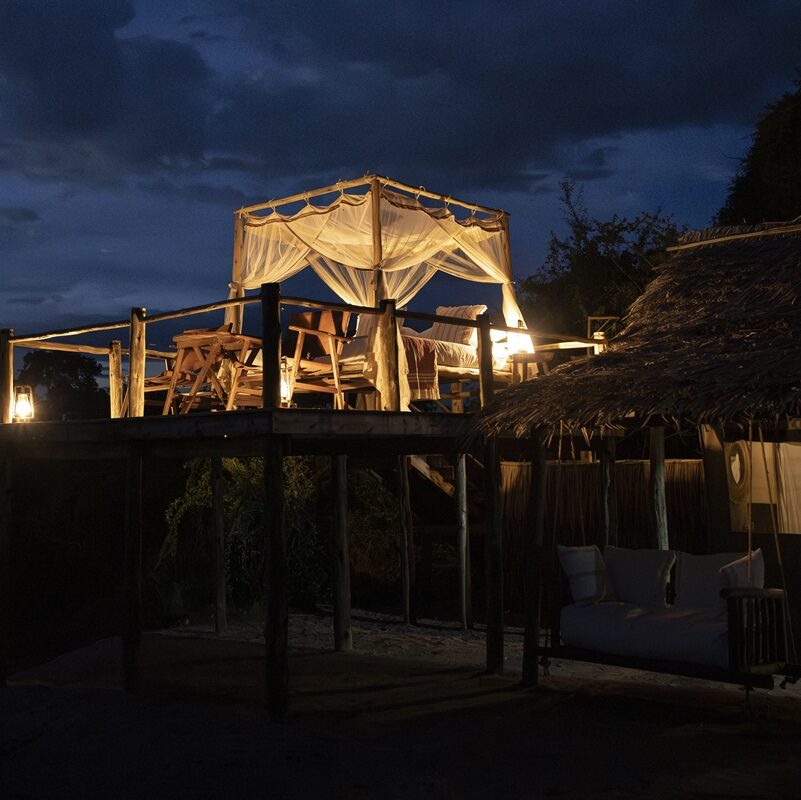 Observation des étoiles à Kigelia à Ruaha en Tanzanie. Stargazing platform at Kigelia in Ruaha In Tanzania